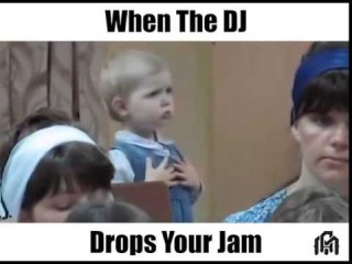 Mouvements inimaginables d'un enfant sur musique techno